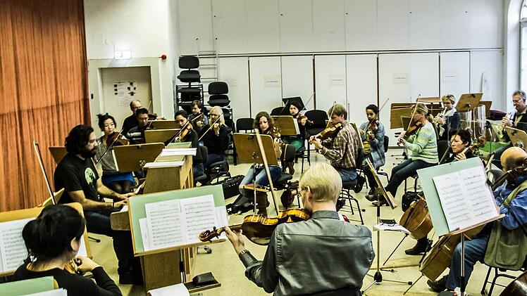Proben-Impressionen: Das Philharmonische Orchester bereitet sich auf das Tango-Konzert am Samstag im Landestheater Coburg vor: Am Klavier: Juan Estaban Cuacci als musikalischer LEiterFoto: Jochen Berger