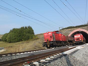 Ein Wildschutzzaun soll für mehr Sicherheit an den Tunnelportalen auf der ICE-Strecke durch den Landkreis Lichtenfels sorgen. Im Bild der Eierberg-Tunnel bei Wiesen. Foto: Matthias Einwag