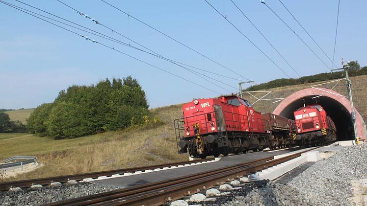 Ein Wildschutzzaun soll für mehr Sicherheit an den Tunnelportalen auf der ICE-Strecke durch den Landkreis Lichtenfels sorgen. Im Bild der Eierberg-Tunnel bei Wiesen. Foto: Matthias Einwag