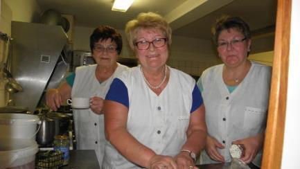 Die letzten Speisen werden in der K&uuml;che der Rh&ouml;nlust von Chefin Inge Stephan (Mitte) zubereitet. Mit ihr in der K&uuml;che ihre Perlen Erika (links) und Edith.  Barbara Enders