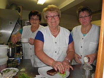 Die letzten Speisen werden in der Küche der Rhönlust von Chefin Inge Stephan (Mitte) zubereitet. Mit ihr in der Küche ihre Perlen Erika (links) und Edith.  Barbara Enders