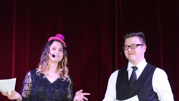 Die Moderatoren Lea Löffler und "Ossi" Stefan Schneider