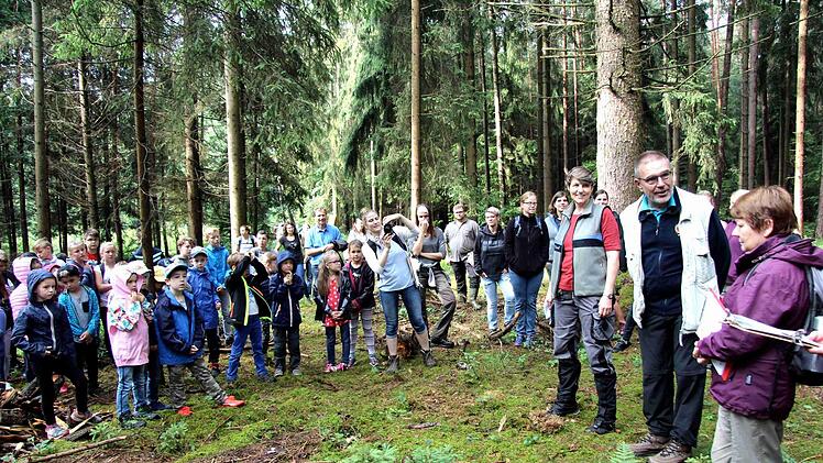 Schüler und Lehrer verbrachten einen Schultag im Wald.   Foto: Richard Sänger