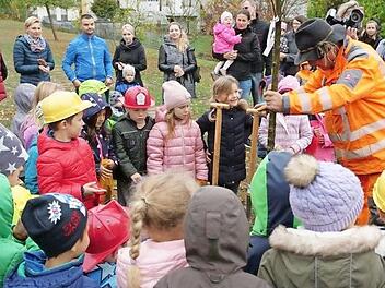 Der Baum für die neugeborenen Kinder ist gepflanzt.