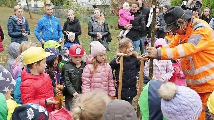 Der Baum für die neugeborenen Kinder ist gepflanzt.