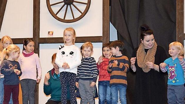 Die Jüngsten aus dem evangelischen Kindergarten "Kleine Welt" eröffneten das Programm der Dorfweihnacht mit fröhlichen Kinderliedern zur Weihnachtszeit. Foto: Alexandra Kemnitzer