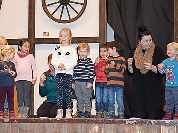 Die Jüngsten aus dem evangelischen Kindergarten "Kleine Welt" eröffneten das Programm der Dorfweihnacht mit fröhlichen Kinderliedern zur Weihnachtszeit. Foto: Alexandra Kemnitzer
