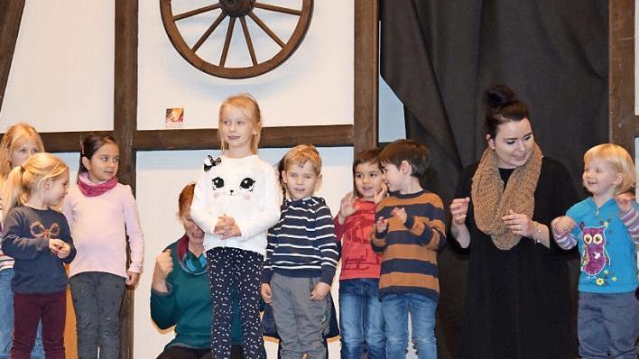 Die Jüngsten aus dem evangelischen Kindergarten "Kleine Welt" eröffneten das Programm der Dorfweihnacht mit fröhlichen Kinderliedern zur Weihnachtszeit. Foto: Alexandra Kemnitzer