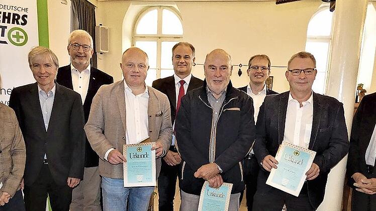 Die Geehrten mit den Vertretern aus der Politik und den Verkehrswachten, von links: Regierungsdirektorin Kathrin Limmer, Regierungsvizepräsident Helmut Engel, Bezirksvorsitzender Udo Skrzypak, Bernd Sesselmann, Kreisvorsitzender Peter Hübner, Gerald Redwitz, Bürgermeister Ralf Hartnack, Bernd Kasel und Vizepräsident Wolfang Gerstberger