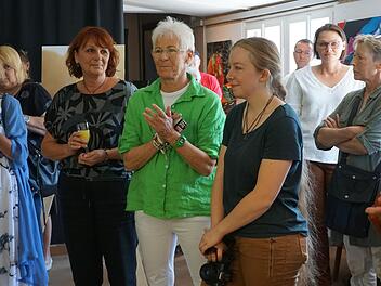 Künstlerinnen drei Künstlerinnen stellen im Kunstraum 19 in Bad Brückenaus aus: Leonie Eidel (von rechts), Doris Beck und Andrea Schelbert.