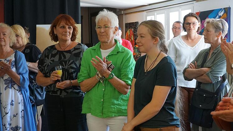 Künstlerinnen drei Künstlerinnen stellen im Kunstraum 19 in Bad Brückenaus aus: Leonie Eidel (von rechts), Doris Beck und Andrea Schelbert.
