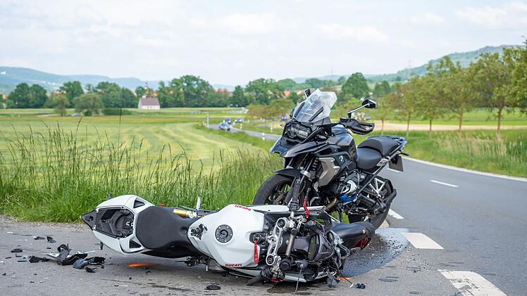 Zusammensto&szlig; im Kreuzungsbereich: Auto &uuml;bersieht Motorradfahrer