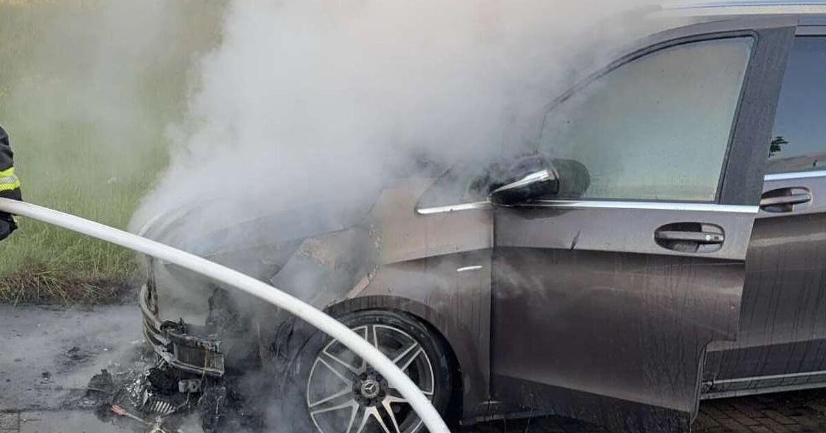Autobrand im Kreis Hof: Frau bemerkt komischen Geruch und reagiert sofort