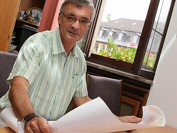 Manfred Diller weiß genau, wo welcher Stand hingehört. Foto: Jan Koch