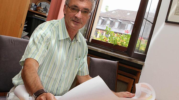 Manfred Diller weiß genau, wo welcher Stand hingehört. Foto: Jan Koch