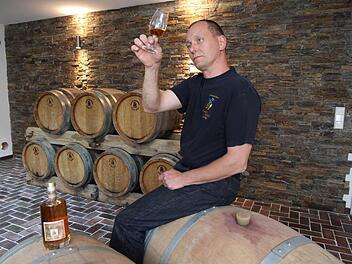 Thomas Fleischmann im Lagerraum. Hier ist er am liebsten und verkostet auch den einen oder anderen edlen Brand. Fotos: Erlwein