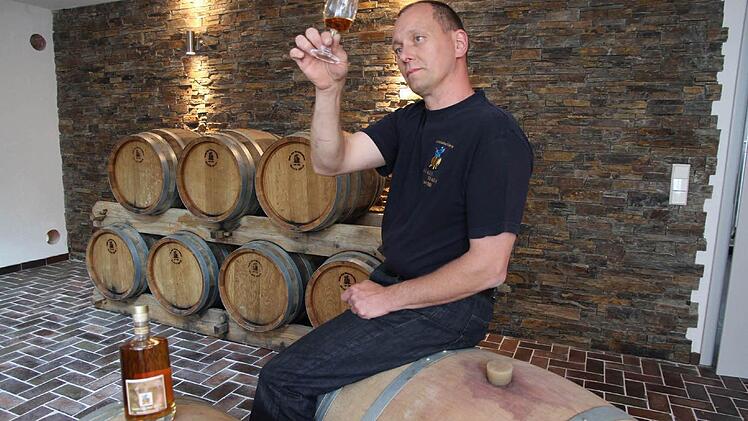 Thomas Fleischmann im Lagerraum. Hier ist er am liebsten und verkostet auch den einen oder anderen edlen Brand. Fotos: Erlwein