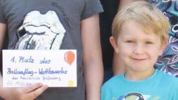 Felix und seine Schwerster Lisa freuen sich über seinen Sieg.