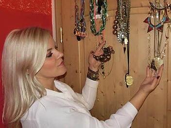 Raphaela Kotschenreuther bereitet den vierten Kronacher Mädchenflohmarkt vor. Foto: privat