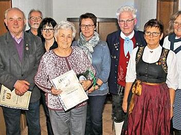 Ehrungen und Wahlen bei den Maßbacher Volkstänzern (von links nach rechts): 25 Jahre dabei ist Hermann Dünisch. Tanzleiter bleibt Gerhard Großmann, zweite Vorsitzende Clarissa Diemer. Für 25 Jahre wurde Rosa Marie Bieber geehrt. Schriftführerin bleibt Christine Kleinhenz, Vorsitzender Bernhard Schraut, Kassiererin Gudrun Günzel und Tanzleiterin Maria Großmann. Foto: Dieter Britz