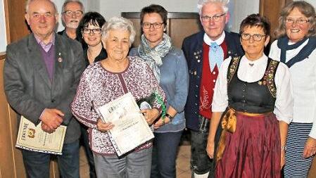 Ehrungen und Wahlen bei den Maßbacher Volkstänzern (von links nach rechts): 25 Jahre dabei ist Hermann Dünisch. Tanzleiter bleibt Gerhard Großmann, zweite Vorsitzende Clarissa Diemer. Für 25 Jahre wurde Rosa Marie Bieber geehrt. Schriftführerin bleibt Christine Kleinhenz, Vorsitzender Bernhard Schraut, Kassiererin Gudrun Günzel und Tanzleiterin Maria Großmann. Foto: Dieter Britz