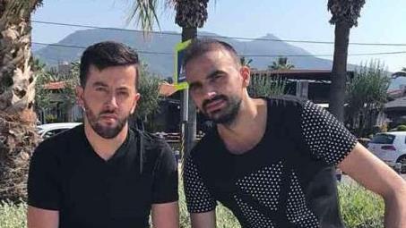 Auch den Kontakt zu Freunden aus der Heimat pflegt Erkan Martin. Unter Trainer Alban Bllaca (li.) läuft er manchmal für den SC Oberreichenbach in der Kreisklasse auf.
