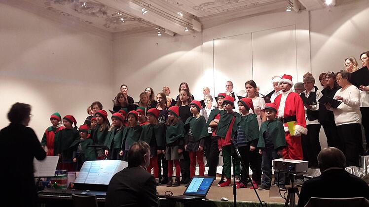 Weit über dreißig Chor-Darsteller waren beim Weihnachtsmusical in der Alten Aula in Münnerstadt im Einsatz. Hartmut Hessel