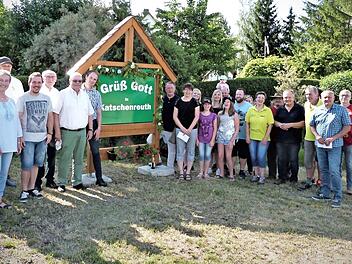 Übergabe einer Begrüßungstafel in Katschenreuth mit Feuerwehrvorsitzendem Erwin Lauterbach (Fünfter von rechts) sowie rechts an der Ortstafel OB Henry Schramm und (weiter nach links) den CSU-Stadträten Thorsten Grampp, Lothar Seyfferth und Horst Zahr Foto: Werner Reißaus
