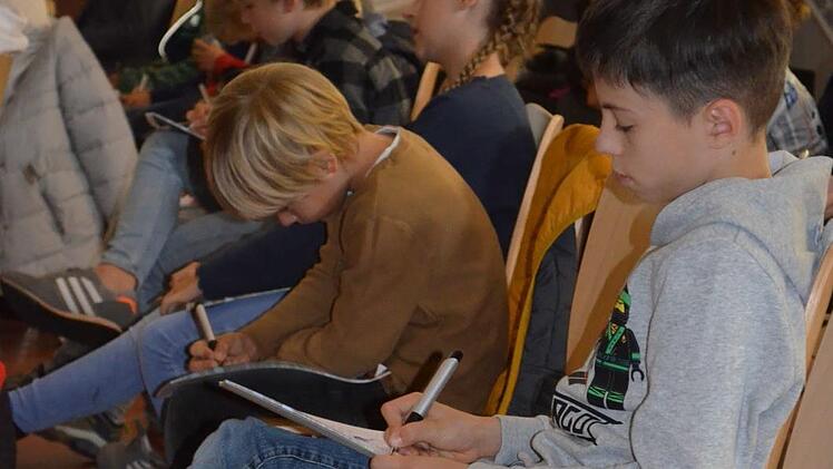 Die jungen Zuhörer machten eifrig Notizen.