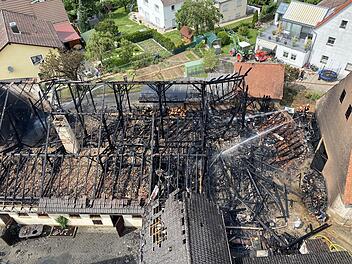Stallung im Ortskern geht in Flammen auf