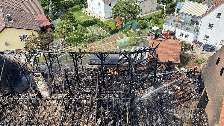 Stallung im Ortskern geht in Flammen auf