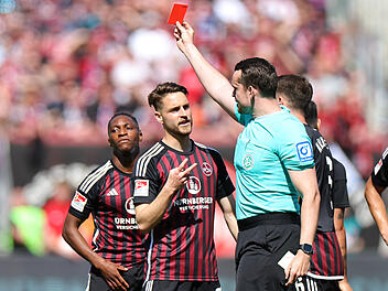 FCN-Spieler Joseph Hungbo fliegt nach seinem zweiten Foulspiel vom Platz