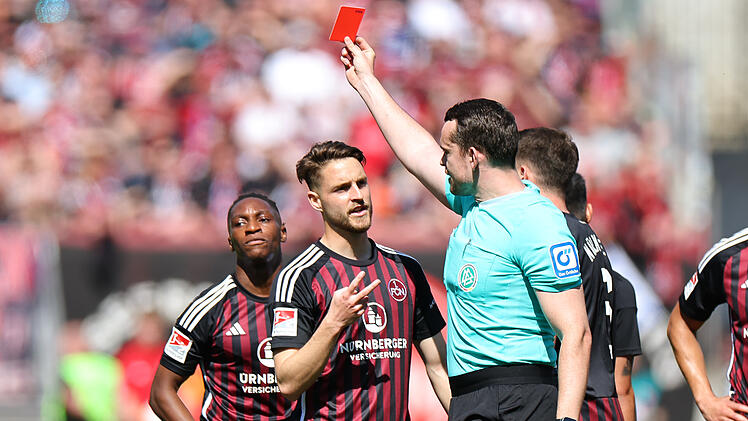 FCN-Spieler Joseph Hungbo fliegt nach seinem zweiten Foulspiel vom Platz