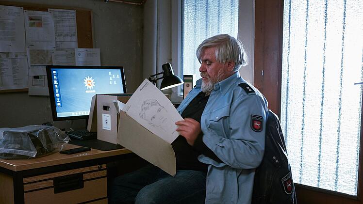 Frank Koops (Aljoscha Stadelmann) nimmt sich die Vermisstenakte von Thorsten Lehnert vor