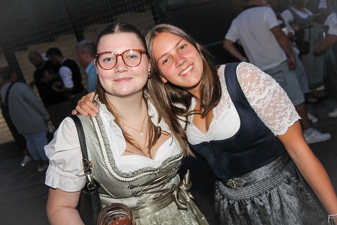 Tanzen, Feiern, Mitsingen &ndash; bayerische Partystimmung bis Mitternacht.