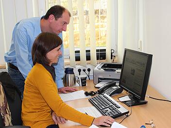 Mathias Erlwein und  Bianca Loch bei der Arbeit an der Hallerndorfer Homepage   Foto: Sabrina Friedrich