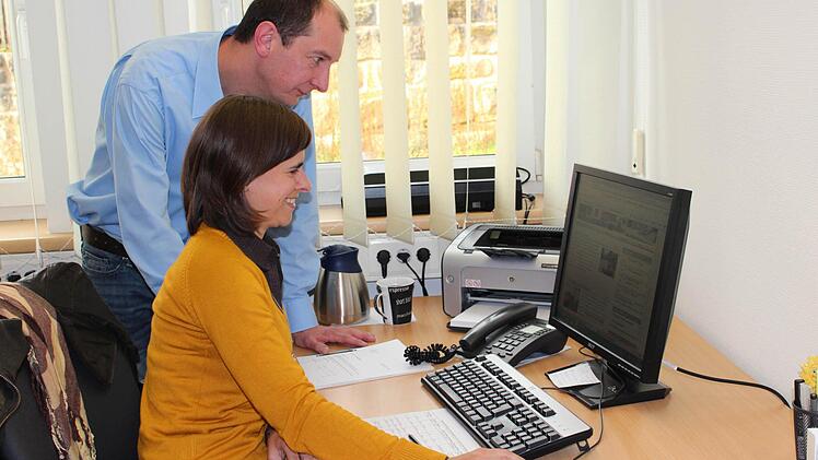 Mathias Erlwein und  Bianca Loch bei der Arbeit an der Hallerndorfer Homepage   Foto: Sabrina Friedrich