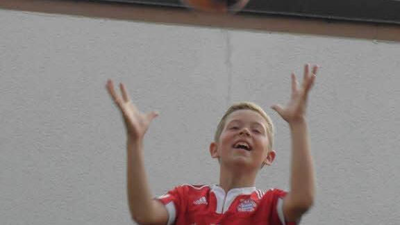 Dustin mit Bayern-Trikot. Foto: Berg