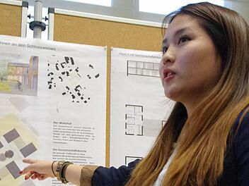 Dung Nguyen stellte das Mehrgenerationen-Wohnen-Konzept vor, das sie und Simone Schilling erarbeitet haben. Der Wohnhof prägt dabei das Gesamtlayout des Entwurfs für den Bereich Schlosswiese. Eine großzügig gestaltete Küche fungiert als zentraler Treffpunkt. In den einzelnen Gebäuden werden unterschiedliche Wohnbedürfnisse abgebildet. Fotos: Marco Meißner