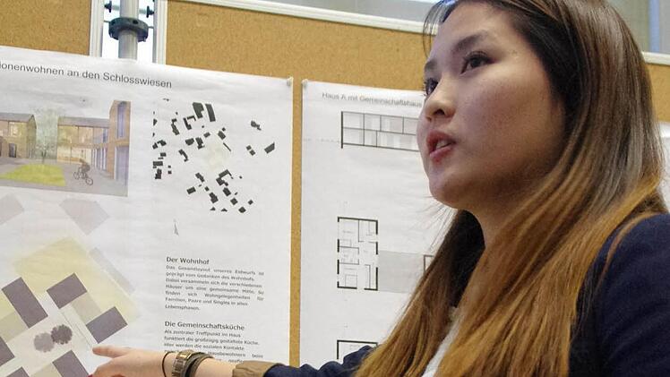 Dung Nguyen stellte das Mehrgenerationen-Wohnen-Konzept vor, das sie und Simone Schilling erarbeitet haben. Der Wohnhof prägt dabei das Gesamtlayout des Entwurfs für den Bereich Schlosswiese. Eine großzügig gestaltete Küche fungiert als zentraler Treffpunkt. In den einzelnen Gebäuden werden unterschiedliche Wohnbedürfnisse abgebildet. Fotos: Marco Meißner