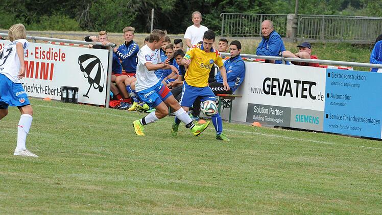 Szene aus dem Spiel der Schweden von Helsingborgs IF (gelbe Trikots) gegen den Karlsruher SC (1:0).