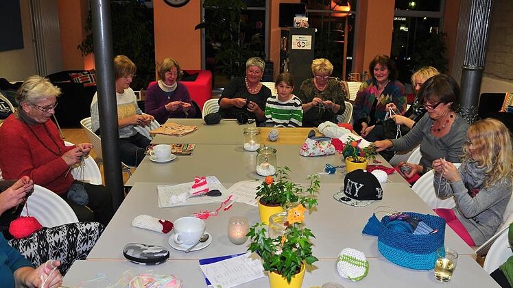 Seit drei Jahren treffen sich Frauen im Mehrgenerationenhaus in Haßfurt, um gemeinsam zu häkeln und zu stricken. Foto: Langer