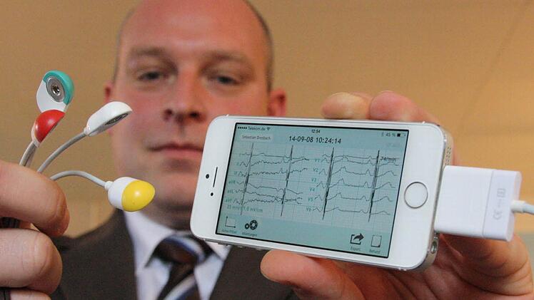 Eine von vielen möglichen Anwendungen: Mit dem Smartphone ein EKG schreiben. Foto: Ralf Ruppert