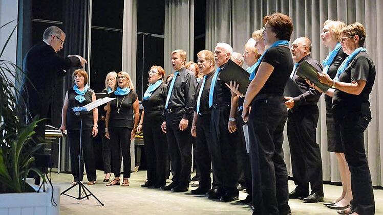 Der Folklorechor Nüdlingen/Bad Kissingen mit seinem Dirigenten Dmitry Romanetskiy Foto: Björn Hein