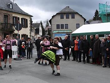 Frisch in doppelter Bedeutung war der Auftritt der Crazy Dancers zur Eröffnung des Georgimarktes. Foto: Klaus Klaschka