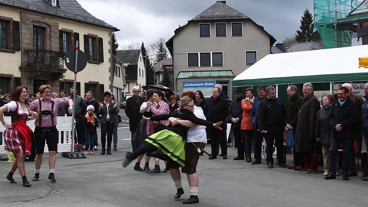 Frisch in doppelter Bedeutung war der Auftritt der Crazy Dancers zur Eröffnung des Georgimarktes. Foto: Klaus Klaschka