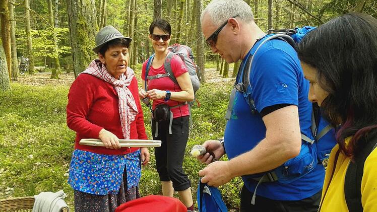 Die Frankenwald-Weiber trieben bei ihrer Station allerlei Späße mit den Teilnehmern des Wandermarathons. Zusätzlich hatten sie für jeden Wanderer ein kleines Erinnerungsgeschenk gebastelt. Beim Abschlusstreffen dankten die Organisatoren ihnen und allen weiteren Helfern für ihren tollen Einsatz. Foto: Christine Fischer