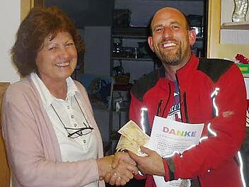 Marga Gwosdek dankte Daniel Gerstner für die Spende. Foto: K.-H. Hofmann