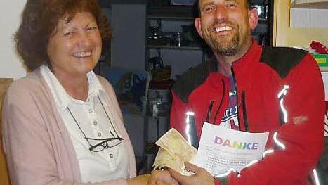 Marga Gwosdek dankte Daniel Gerstner für die Spende. Foto: K.-H. Hofmann