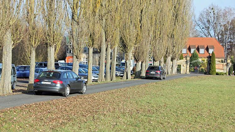 Eskortiert von einem Fahrzeug der Schweinfurter Kripo (hinten) fährt der Geschäftsführer am Donnerstagmorgen vor dem Schloss Gleusdorf vor.  Foto: Ralf Kestel